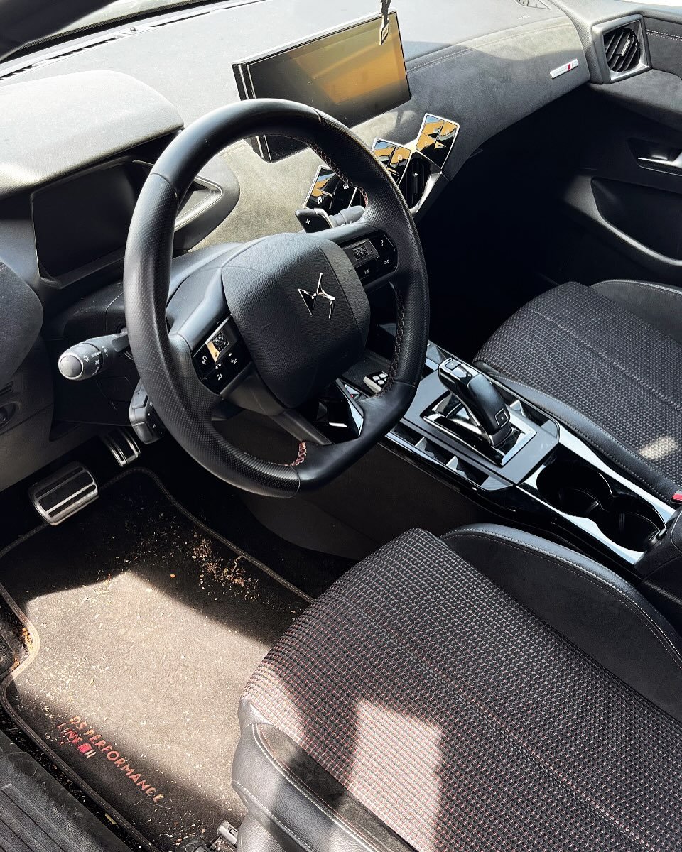 Avant nettoyage intérieur voiture à Perpignan par APC Services 66